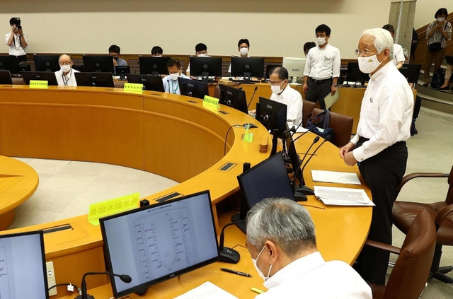 新型コロナの対策本部会議で、緊急事態宣言の解除と重点措置について話す井戸敏三知事（右端）＝１７日午後、神戸市中央区の兵庫県災害対策センター（撮影・鈴木雅之）