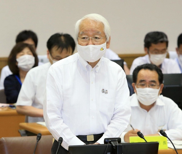 新型コロナの対策本部会議で、緊急事態宣言の解除と重点措置について話す井戸敏三知事（中央）＝１７日午後、神戸市中央区の兵庫県災害対策センター（撮影・鈴木雅之）