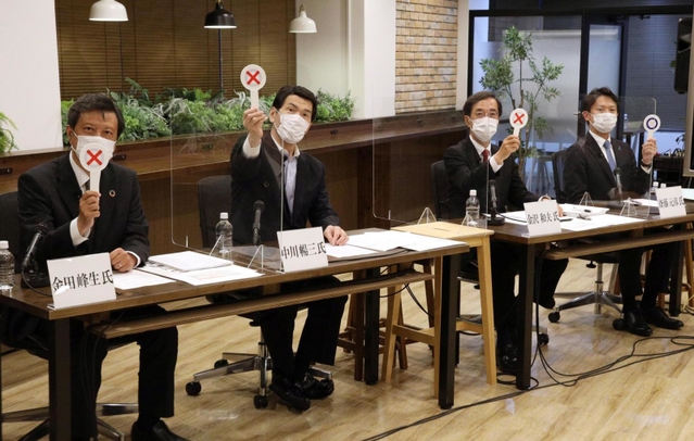 公開討論会で、五輪開催の賛否を示す（左から）金田峰生氏、中川暢三氏、金沢和夫氏、斎藤元彦氏＝１３日、神戸市中央区磯上通４、１２０ワークプレイス神戸（撮影・小林良多）