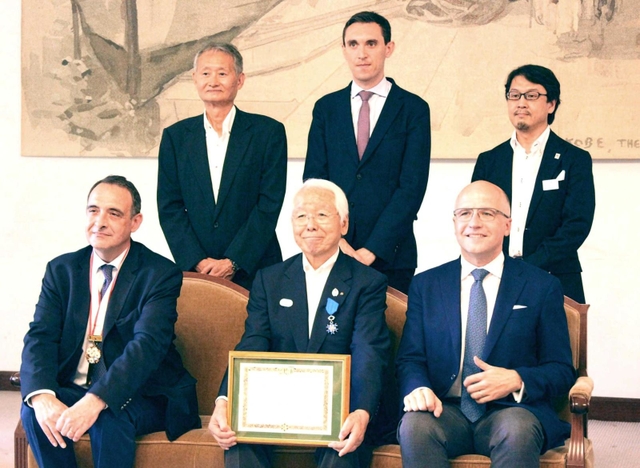 フランス国家功労勲章を受けた井戸敏三兵庫県知事（前列中央）と駐日フランス大使（同左）ら＝県公館