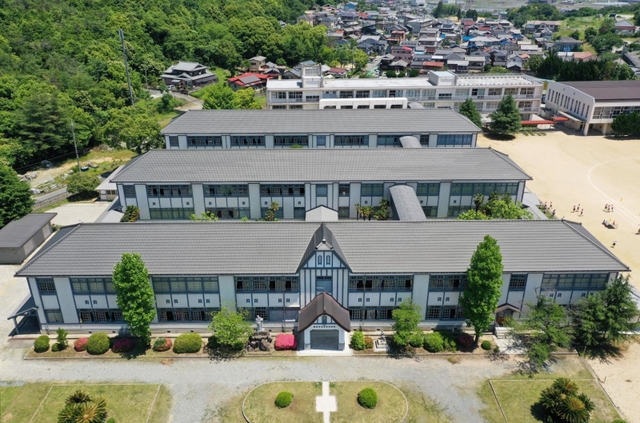 国の重要文化財に指定されることになった西脇小学校の木造校舎３棟（小型無人機で撮影）＝西脇市西脇（撮影・大森　武）