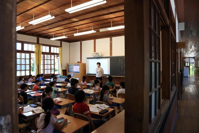 窓枠や廊下にも木材が使用され、温かみのある雰囲気で子どもたちが学ぶ＝西脇市西脇（撮影・吉田敦史）
