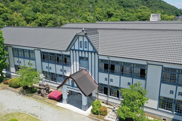 白を基調にした外壁が初夏の緑に映える西脇小学校（小型無人機で撮影）＝西脇市西脇（撮影・大森　武）