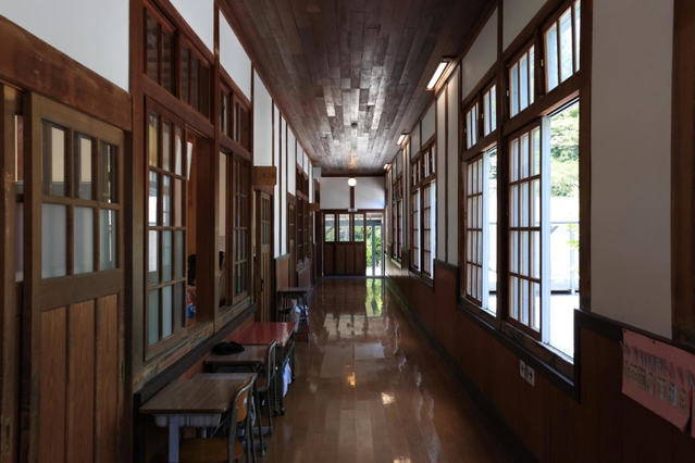 窓枠や廊下にも木材が使用され、温かみのある雰囲気が広がる＝西脇市西脇（撮影・吉田敦史）