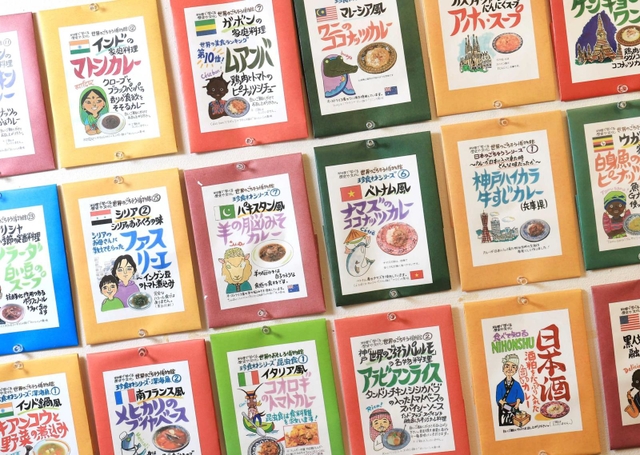 世界各地の味をレトルトで販売。寄付がついた商品もある＝神戸市東灘区（撮影・小林良多）