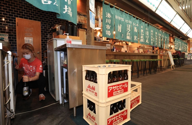 緊急事態宣言中は終日、定食とソフトドリンクのみ提供してきた居酒屋。２１日からようやく夜の酒類の提供を再開する＝２０日夜、神戸市兵庫区荒田町１（撮影・小林良多）