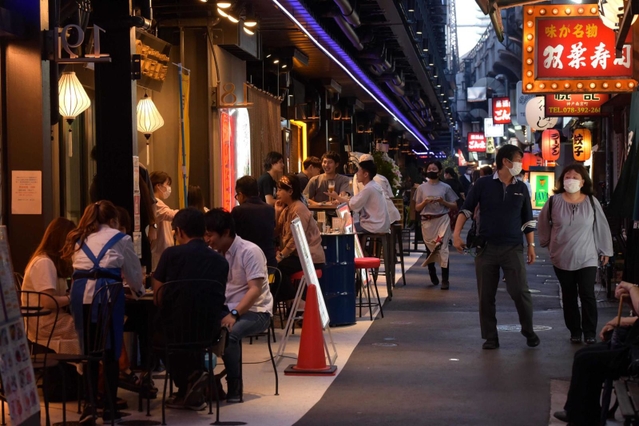 「まん延防止等重点措置」初日の夜。神戸・三宮の繁華街では食事を楽しむ人たちも多かった＝２１日午後、神戸市中央区（撮影・秋山亮太）