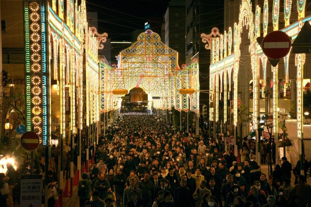 大勢の来場者でにぎわった神戸ルミナリエの会場＝２０１９年１２月６日、神戸市中央区