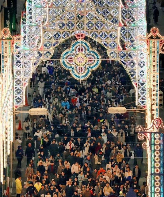 大勢の来場者でにぎわった神戸ルミナリエの会場＝２０１９年１２月６日、神戸市中央区