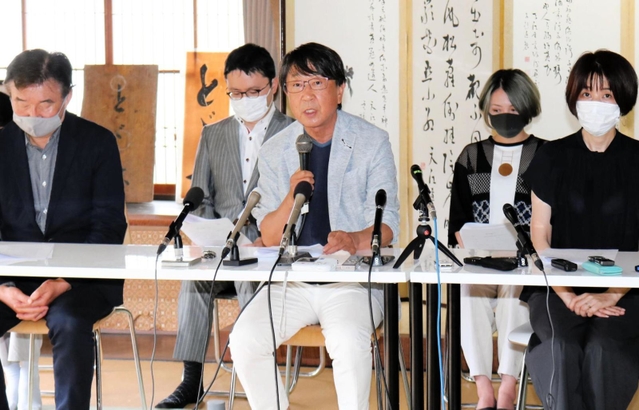 豊岡アートアクション設立について会見する中貝宗治理事長（中央）ら＝豊岡市中央町（撮影・阿部江利）