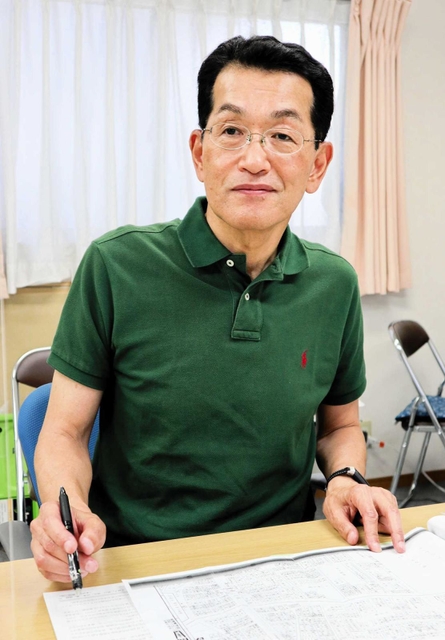 古い地図のコピーを広げ、クボタ旧神崎工場と自宅の位置を示す幸野正吾さん＝尼崎市長洲中通１