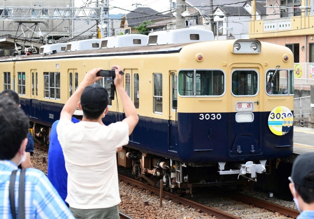 鉄道ファンの見守る中、貸し切り運行する「３０３０号」＝２６日午前、神戸市須磨区若木町１、東須磨駅（撮影・坂井萌香）