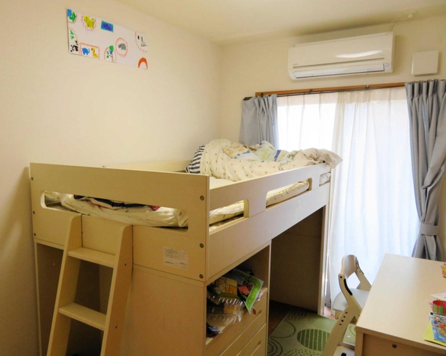 子どもが過ごす個室＝尼崎市若王寺３
