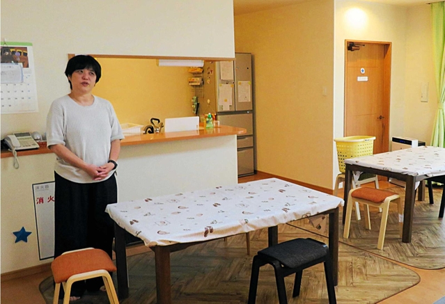 一時保護の専用スペースで説明する東谷聡美施設長＝尼崎市若王寺３