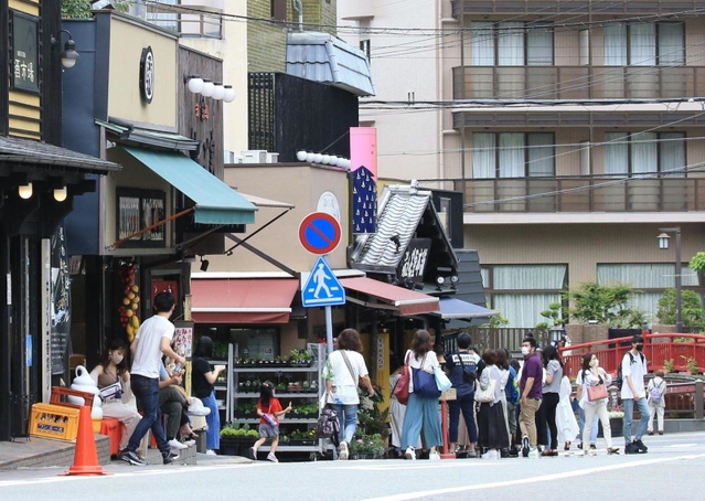 緊急事態宣言が解除されて初の週末を迎えた有馬温泉街。行楽客らが行き交った＝２６日午後、神戸市北区有馬町（撮影・鈴木雅之）