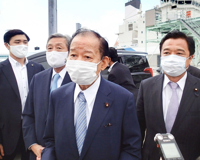 記者団の取材に応じる自民党の二階幹事長（手前）＝２７日午後、神戸市内