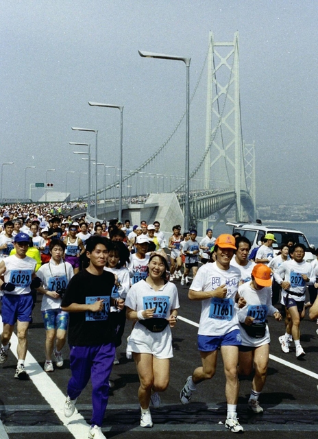 明石海峡大橋の開通直前に実施された「ハーフ夢マラソン」。全国から３万５千人が参加した＝１９９８年３月２９日、明石海峡大橋淡路側から