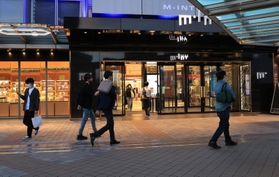 午後７時をすぎても多くのテナントが営業する神戸・三宮の大型商業施設。仕事帰りの人らが来店した＝１日夜、神戸市中央区雲井通７、ミント神戸（撮影・小林良多）