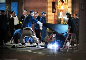 暴力団幹部が射殺された発砲事件の現場を調べる兵庫県警の捜査員＝２０１９年１１月、尼崎市内