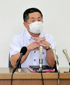 ２万円商品券の交付案について説明する丹波市の林時彦市長＝丹波市役所