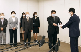 神戸市の長田淳教育長（右端）に報告書を手渡す調査委員会の佐藤功行委員長（右から２人目）ら＝３日午前、神戸市中央区東川崎町１（撮影・吉田敦史）