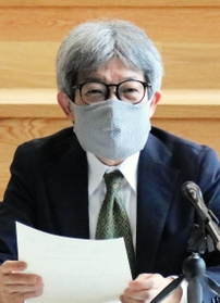 初めての定例会見に臨む平田オリザ学長＝豊岡市山王町