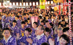 ２０１８年のデカンショ総踊りの様子＝丹波篠山市北新町、篠山城跡三の丸広場