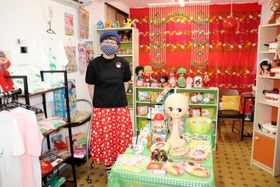 古びたレンガ造りのビルの１室。扉を開くと懐かしくも新しい世界が広がる＝神戸市中央区多聞通４