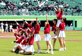 両校ダンス部のパフォーマンスも「第１回交流戦」を盛り上げた＝神戸市須磨区、ほっともっとフィールド神戸
