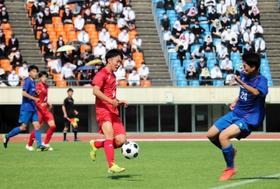 両校の生徒が見詰める中、白熱した試合を繰り広げる須磨東高と須磨友が丘高のイレブン＝神戸市須磨区、ユニバー記念競技場