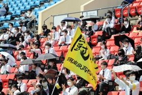 サッカー部の白熱した戦いに拍手を送る須磨東高の生徒たち＝神戸市須磨区、ユニバー記念競技場