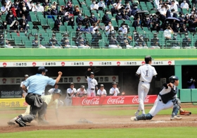 「第１回交流戦」で白熱した戦いを繰り広げる須磨東高と須磨友が丘高のナインら＝神戸市須磨区、ほっともっとフィールド神戸
