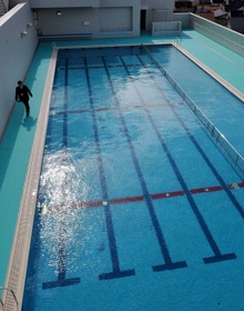 夏を控え、待ち遠しいプールの授業。コロナ禍の中、自治体によって実施の対応が分かれる＝尼崎市内