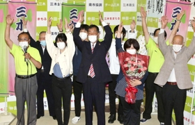 再選を果たし、支持者とともに喜ぶ仲田一彦氏（中央）＝三木市大塚２（撮影・中西大二）