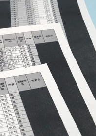 兵庫県が部分公開した新型コロナで亡くなった人のリスト。市町名は全て黒塗りだ（撮影・辰巳直之）