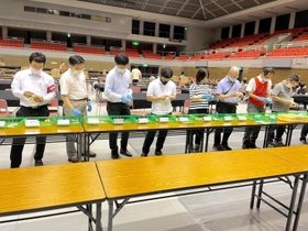 全候補者の残票を数え直す尼崎市職員ら＝尼崎市西長洲町１