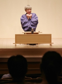 高座から４４日ぶりの昼席再開を喜ぶ桂三実さん＝神戸市兵庫区新開地２、神戸新開地・喜楽館（撮影・（撮影・三津山朋彦）