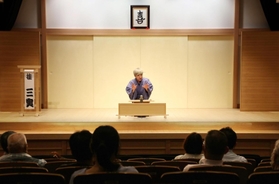 高座から４４日ぶりの昼席再開を喜ぶ桂三実さん＝神戸市兵庫区新開地２、神戸新開地・喜楽館（撮影・（撮影・三津山朋彦）