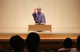 高座から４４日ぶりの昼席再開を喜ぶ桂三実さん＝神戸市兵庫区新開地２、神戸新開地・喜楽館（撮影・（撮影・三津山朋彦）