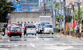 路面がぬれたように見える「逃げ水」が見られた＝７日午後、豊岡市加広町