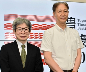 新会長に就任した高宮浩之氏（右）とフェスティバルディレクターの平田オリザ氏＝豊岡市役所