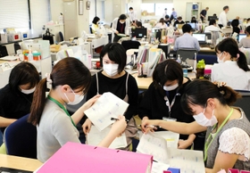 神戸市内各地で同時多発するクラスターへの対応を話し合う保健師たち。連日激務が続き、広報に向けた事務作業が追いつかなくなっている＝５月、神戸市役所（資料写真、画像の一部を加工しています）