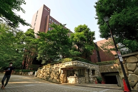 ３大学共同のワクチン接種で、会場になる予定の甲南大岡本キャンパス＝８日午後、神戸市東灘区岡本８（撮影・中西幸大）