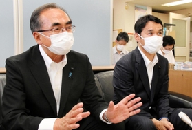 就任し抱負を語る兵庫県議会の藤本百男議長（左）と谷口俊介副議長＝９日午後、兵庫県庁