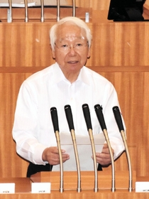 兵庫県議会定例会の最終日に、退任あいさつを行う井戸敏三知事＝兵庫県庁