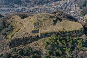 上空から見下ろした利神城跡＝２０２０年１２月、兵庫県佐用町平福（小型無人機で撮影）