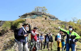 「山城イレブン」の一つ、利神城跡で開かれたガイドツアー＝今年４月、兵庫県佐用町平福