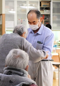 レクリエーションを指導する６０代の職員＝姫路市