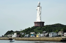 撤去工事が間近に迫った世界平和大観音像＝淡路市釜口