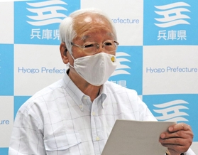 関西広域連合の会合後にワクチン接種の進め方について説明する井戸敏三兵庫県知事＝11日午後、兵庫県庁（撮影・佐藤健介）